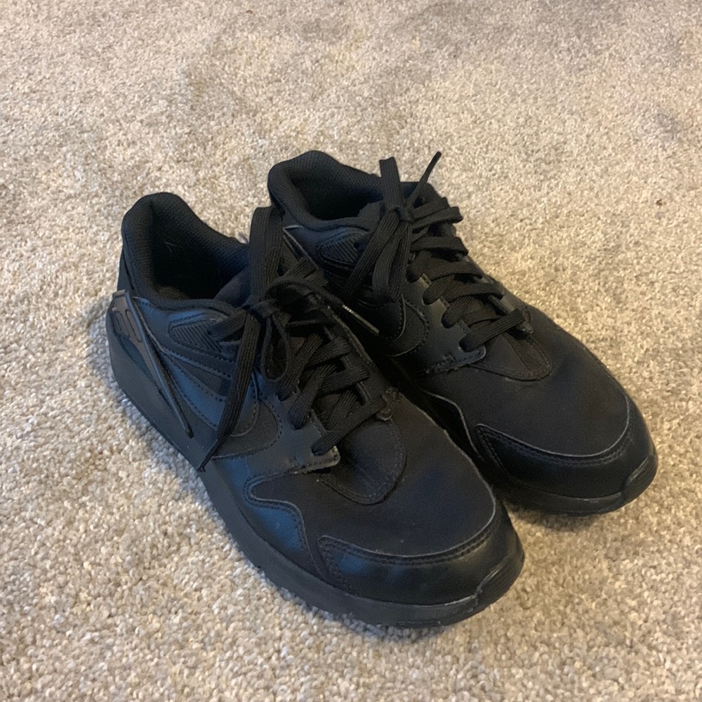 Nike all black sneaker 8.5